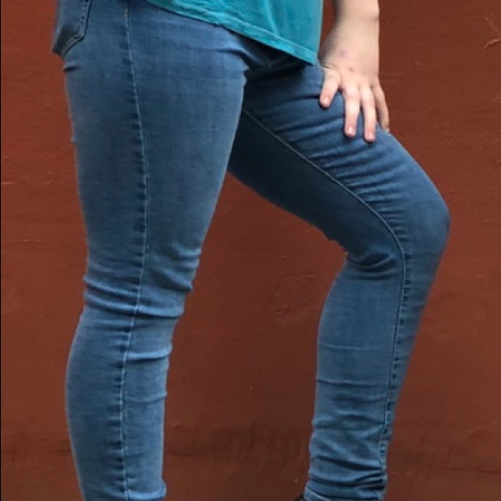 very cute high waisted blue jeans.